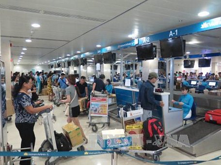 Quầy làm thủ tục check in tại sân bay Tân Sơn Nhất luôn đông đúc. Ảnh: Hoàng Hải/TTXVN