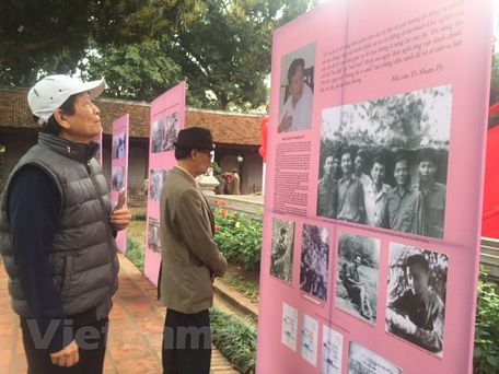 Công chúng tham quan triển lãm chân dung các nhà văn, nhà thơ Việt Nam tham gia cuộc Tổng tiến công và nổi dậy Xuân Mậu Thân 1968 được tổ chức trong khuôn khổ Ngày thơ Việt Nam lần thứ 16. (Ảnh: PV/Vietnam+)