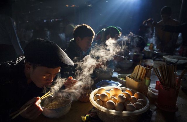 Cũng ở hạng mục du lịch là tác phẩm “Bữa sáng tại khu chợ phiên” của nhiếp ảnh gia Thong Huu.