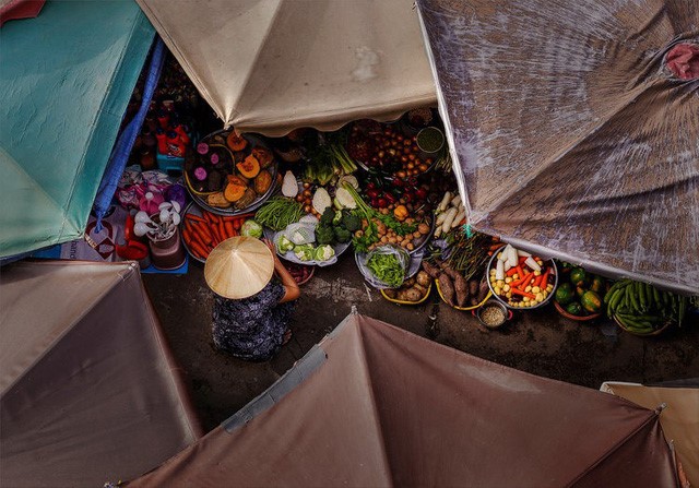 Nhiếp ảnh gia Thanh Tran mang đến tác phẩm “Ô chợ” chụp tại một góc chợ truyền thống ở thành phố Hồ Chí Minh.