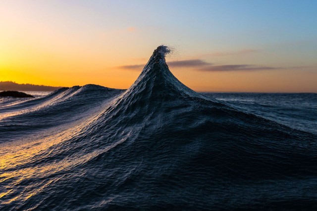 Tại hạng mục “Thế giới tự nhiên” có bức hình sóng biển cuộn trào của nhiếp ảnh gia Oreon Strusinski.