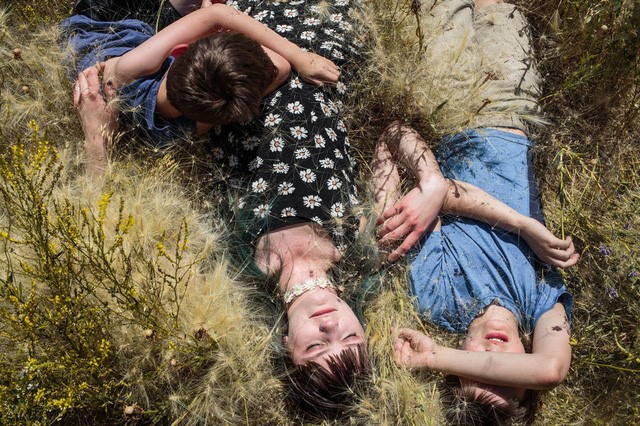 Hạng mục “Trải nghiệm nước Mỹ” có tác phẩm của Sarah Blesener ghi cảnh 3 chị em đang nằm trên góc sân tại thành phố Watford.
