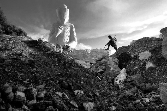 Nhiếp ảnh gia Aung Ya mang tới cuộc thi bức hình ghi lại cảnh người thợ đang điêu khắc công trình tượng Phật ở Myanmar.