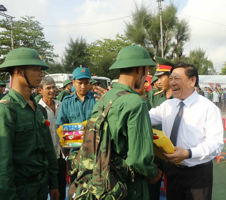 Đồng chí Trần Văn Rón- Ủy viên BCH Trung ương Đảng, Bí thư Tỉnh ủy đến động viên, tặng quà tân binh huyện Trà Ôn trước khi lên đường nhập ngũ.