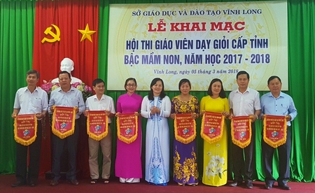 Phó Giám đốc Sở GD- ĐT- Trương Thanh Nhuận trao cờ lưu niệm cho các đơn vị tham gia hội thi.