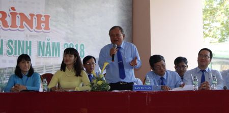 PGS. TS. Cao Hùng Phi thông tin mức học phí của trường trong 4 năm học không vượt 40 triệu đồng cùng nhiều chính sách có lợi cho sinh viên.