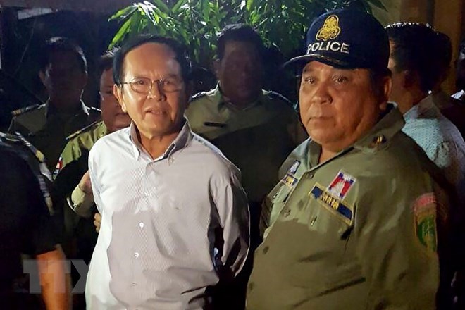 Ảnh tư liệu: Ông Kem Sokha (trái) bị cảnh sát áp giải tại Phnom Penh ngày 3/9/2017. (Nguồn: AFP/TTXVN)