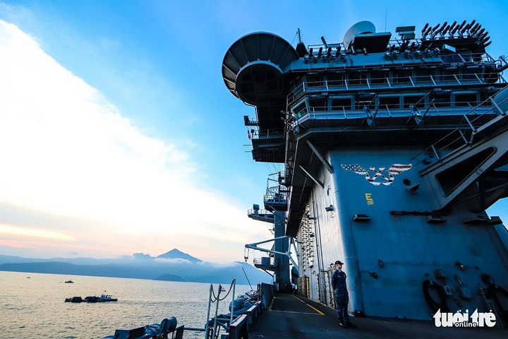 Chiều hoàng hôn nhìn từ tàu sân bay USS Carl Vinson, phía xa là đèo Hải Vân - Ảnh: NGUYỄN KHÁNH