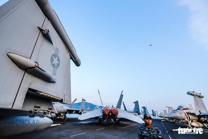 Một chiếc máy bay dân sự bay phía trên tàu sân bay USS Carl Vinson - Ảnh: NGUYỄN KHÁNH
