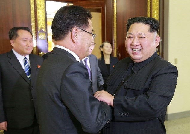 Nhà lãnh đạo Triều Tiên Kim Jong-un (phải) trong cuộc gặp với đoàn đặc phái viên Tổng thống Hàn Quốc Moon Jae-in tại Bình Nhưỡng ngày 5/3. (Ảnh Yonhap/TTXVN)