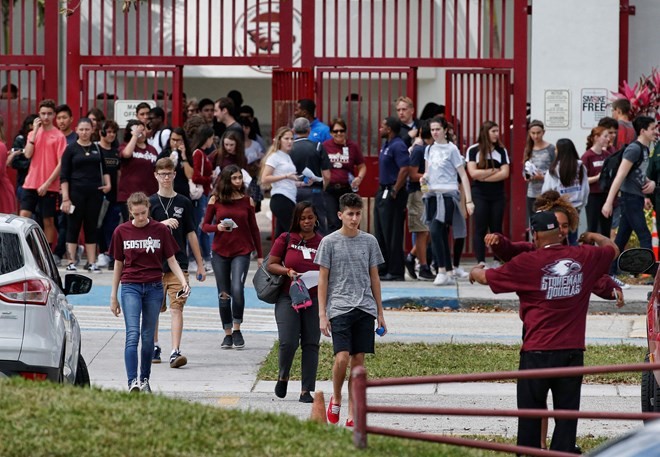 Học sinh trở lại trường Marjory Stoneman Douglas ở Parkland, bang Florida, Mỹ ngày 28/2 vừa qua. (Ảnh: AFP/TTXVN)