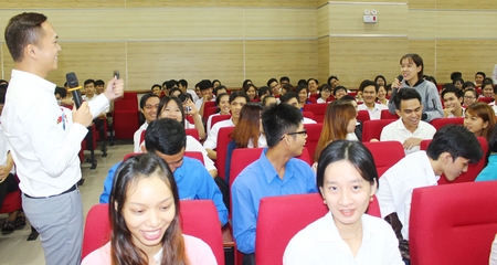 TS. Nguyễn Hoàng Khắc Hiếu tương tác với sinh viên về hoạch định tương lai, sống có lý tưởng.