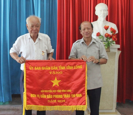 Phó Bí thư Thường trực Tỉnh ủy, Chủ tịch HĐND tỉnh- Trương Văn Sáu trao cờ thi đua xuất sắc cho Tỉnh hội Khuyến học.