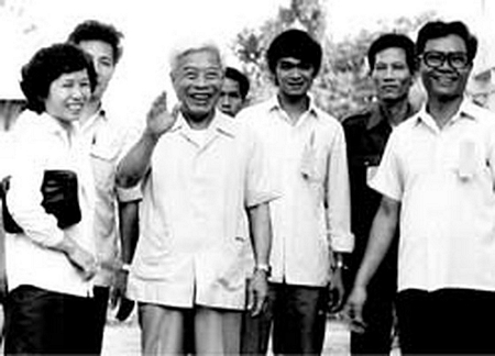 Đồng chí Phạm Hùng với người dân TP Hồ Chí Minh vào tháng 4/1987Ảnh: Internet
