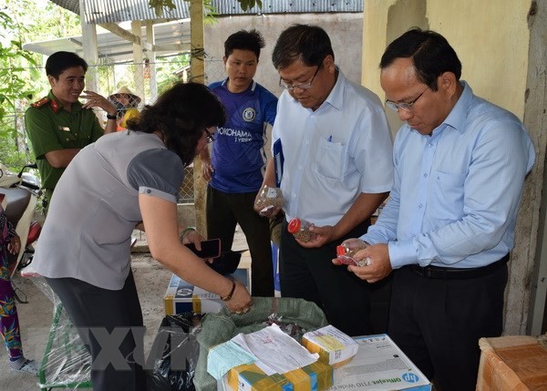 Lực lượng chức năng kiểm tra số thuốc đông dược tại nhà bà Lê Kim Hoa. (Ảnh: Thanh Sang/TTXVN)