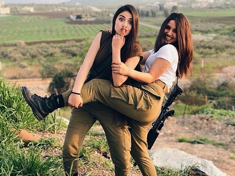 Một bức ảnh chụp hai nữ quân nhân Israel đăng trên Instagram nhằm kêu gọi bình đẳng giới - Ảnh: Instagram