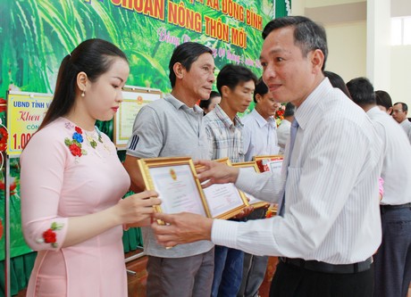 Ông Nguyễn Hiếu Nghĩa- Tỉnh ủy viên, Bí thư Thị ủy Bình Minh trao giấy biểu dương của UBND TX cho các cá nhân có thành tích đóng góp trong xây dựng nông thôn mới.