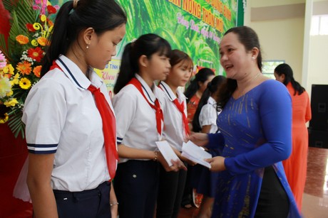 Bà Lê Thị Lệ Uyên- Phó Chủ tịch UBMTTQ Việt Nam tỉnh Vĩnh Long trao học bổng cho các em học sinh trong xã.