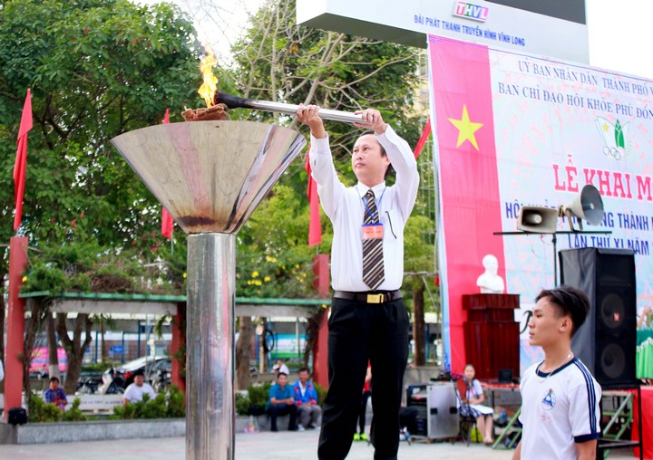 Ông Nguyễn Thanh Hà- Phó Chủ tịch UBND TP Vĩnh Long thực hiện nghi thức châm đuốc khai mạc HKPĐ.