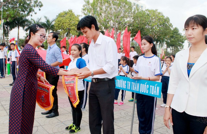Bà Nguyễn Thị Quyên Thanh- Tỉnh ủy viên, Giám đốc Sở GD-ĐT tỉnh trao cờ lưu niệm cho các đoàn VĐV.