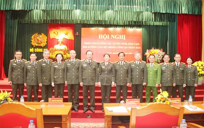 Thứ trưởng Nguyễn Văn Thành và các đại biểu dự hội nghị.