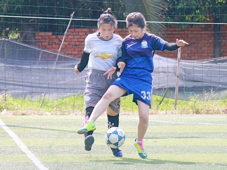 Pha tranh bóng trận chung kết bóng đá nữ, giữa xã Tân Lược (áo xanh, phải) thắng xã Nguyễn Văn Thảnh bằng đá luân lưu 6m với tỷ số 3-2.