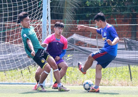 Pha tranh bóng trong trận chung kết bóng đá nam, giữa Tân Quới (phải) thắng Tân Thành 1-0.