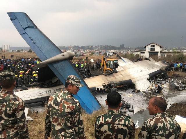 Binh sĩ Nepal có mặt tại hiện trường tai nạn để dập lửa và cứu người - Ảnh: REUTERS