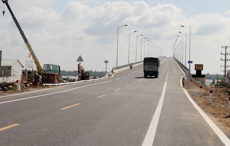 Cầu Cổ Chiên nối liền QL60, giúp giao thương giữa tỉnh Trà Vinh- Bến Tre và các tỉnh ĐBSCL thuận tiện hơn.