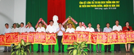 Bí thư Tỉnh ủy- Trần Văn Rón tặng cờ thi đua xuất sắc cho các đơn vị dẫn đầu các cụm, khối thi đua.