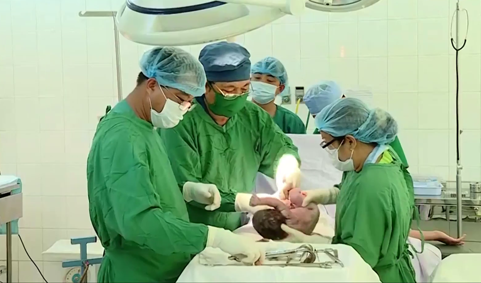 Một ca sinh khó tại Bệnh viện Đa khoa tỉnh Vĩnh Long đã được chỉ định phẫu thuật để giảm nguy cơ cho cả mẹ lẫn con. 