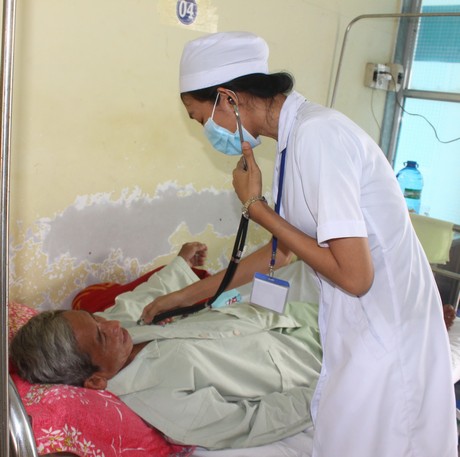 Bác sĩ thăm khám bệnh nhân T. gần 70 tuổi bệnh uốn ván, hiện tại tình trạng ổn và chuẩn bị xuất viện.