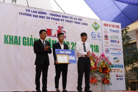 Nhiều sinh viên của trường đạt giải thưởng trong nước và quốc tế. Trong ảnh: Sinh viên Nguyễn Hoàng Anh là sinh viên duy nhất ở ĐBSCL đạt Huy chương bạc tại kỳ thi tay nghề ASEAN vừa qua. Ảnh: CAO HUYỀN