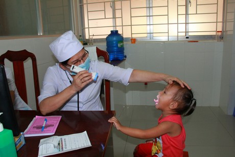 Trẻ em đến khám bệnh tại Trung tâm Y tế TP Vĩnh Long.