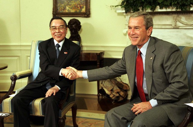 Thủ tướng Phan Văn Khải hội kiến Tổng thống George W. Bush tại Phòng bầu dục của Nhà Trắng trong chuyến thăm lịch sử đến Hoa Kỳ tháng 6/2005 - Ảnh tư liệu Tuổi Trẻ