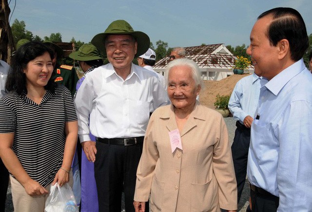 Nguyên Thủ tướng Phan Văn Khải (thứ hai từ trái sang) tại buổi họp mặt truyền thống cách mạng Sài Gòn - Gia Định mừng xuân, mừng Đảng năm 2012 do Thành ủy, UBND, Ủy ban MTTQ TP.HCM tổ chức ngày 27/1/2012 - Ảnh: MINH ĐỨC