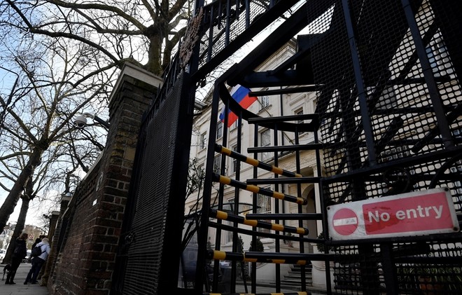Bên ngoài Đại sứ quán Nga tại London, Anh. Ảnh Reuters 