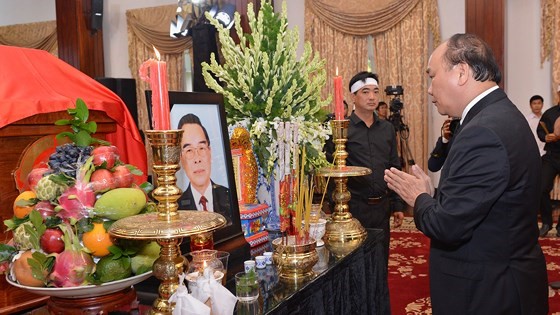 Thủ tướng Nguyễn Xuân Phúc thắp hương nguyên Thủ tướng Phan Văn Khải. Ảnh: VIỆT DŨNG