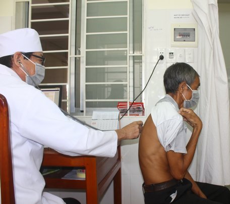 Bệnh nhân nghi lao từ cơ sở chuyển đến Bệnh viện Lao và Bệnh phổi tỉnh Vĩnh Long và nhập viện điều trị.