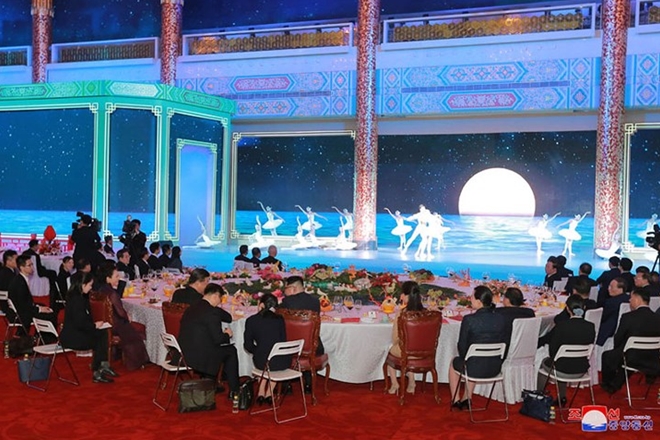 Hai nhà lãnh đạo cùng theo dõi chương trình nghệ thuật ngay trước khi tiệc chiêu đãi bắt đầu. Ảnh: KCNA via Reuters