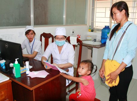 Trẻ em đến khám bệnh tại Trung tâm Y tế TP Vĩnh Long.