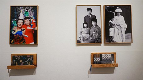 Nhiếp ảnh gia Rie Yamada đã sử dụng những bức ảnh cũ cô mua được từ chợ trời để kể câu chuyện về các gia đình Nhật - Đức - Ảnh: NGỌC DIỆP.