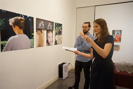 Hai nhiếp ảnh gia Rebecca và Jewgeni Roppel đang giới thiệu các tác phẩm tại triển lãm - Ảnh: NGỌC DIỆP