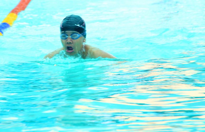 Vận động viên nhí cố gắng hoàn thành bài thi môn bơi lội.