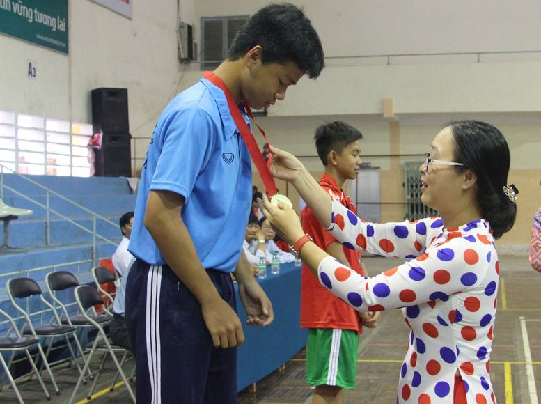Giám đốc Sở GD- ĐT- Nguyễn Thị Quyên Thanh trao huy chương vàng cho vận động viên đạt giải nhất môn cầu lông bậc THCS.