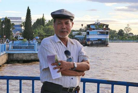 Nhà văn Hồ Tĩnh Tâm bên dòng sông Tiền- nơi ông gắn bó hơn 30 năm và gọi là “quê hương thứ hai”.Ảnh do nhân vật cung cấp