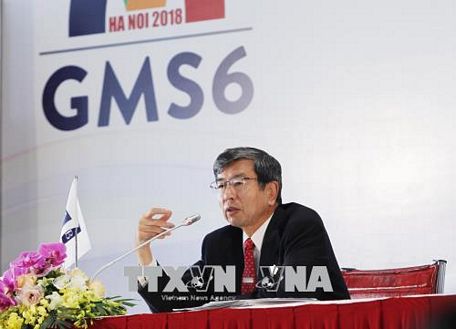 Chủ tịch Ngân hàng Phát triển châu Á (ADB) Takehiko Nakao phát biểu tại buổi họp báo. Ảnh: TTXVN