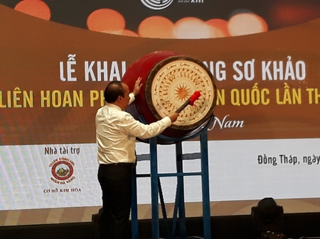 Ông Trần Minh Hùng- Phó Tổng Giám đốc Đài Tiếng nói Việt Nam đánh trống khai mạc vòng sơ khảo LHPT toàn quốc khu vực miền Nam.