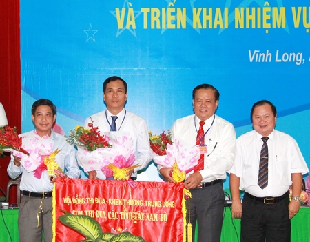 Tặng hoa cho các Cụm trưởng, Cụm phó Cụm thi đua các tỉnh TNB năm 2018. 