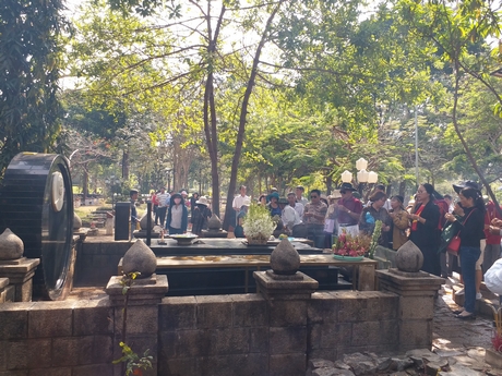 Đoàn cán bộ, giáo viên, nhân viên ngành GD-ĐT tỉnh Vĩnh Long viếng Nghĩa trang Hàng Dương.